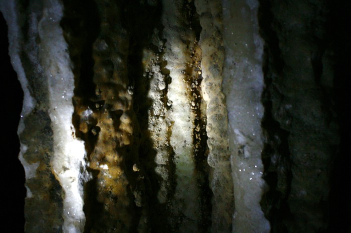 Từng giọt nước tí tách vẫn cứ rơi trong hang Phượng Hoàng tạo thành một quần thể nhũ đá tuyệt đẹp và kì bí